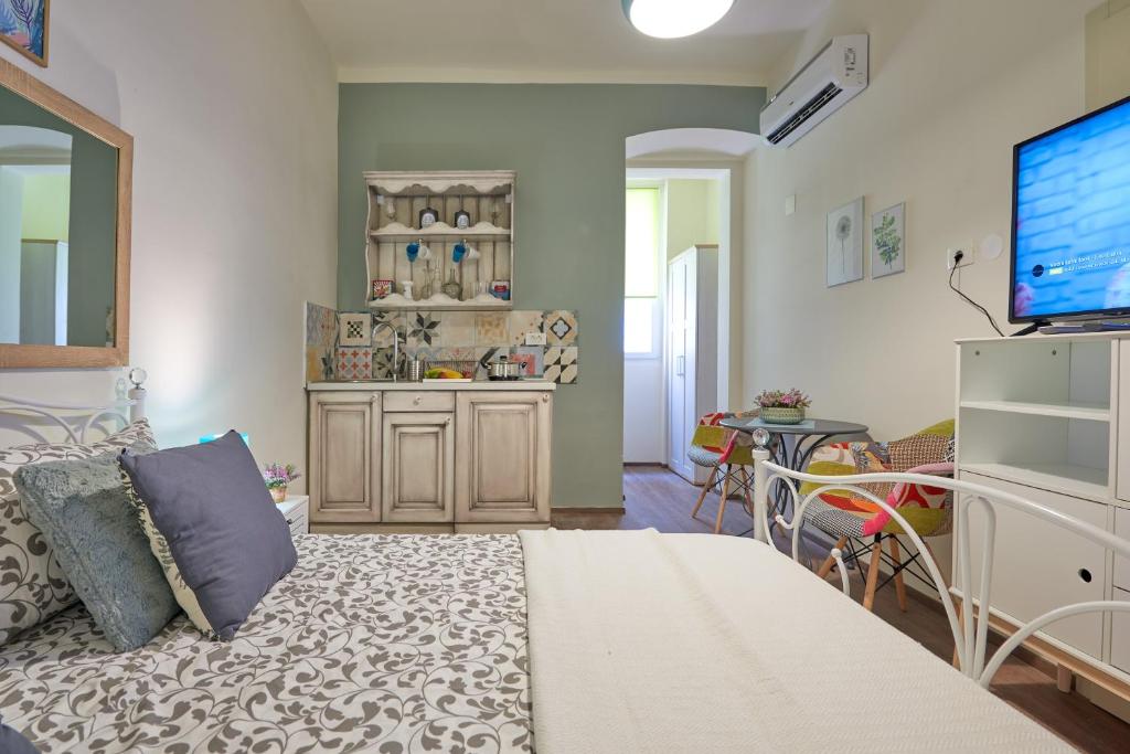 Old City Romanitic Studios 1 with FREE private parking, Pula (updated prices 2025) - 11