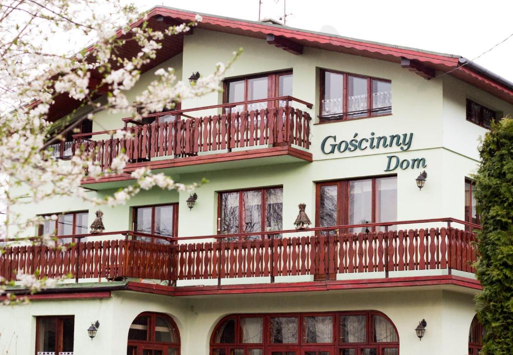 een gebouw met een bord voor een pension bij Gościnny Dom in Ustroń