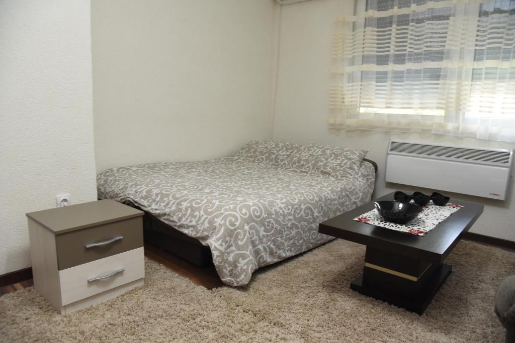 Postel nebo postele na pokoji v ubytování Apartmani Sofronic Loznica 1
