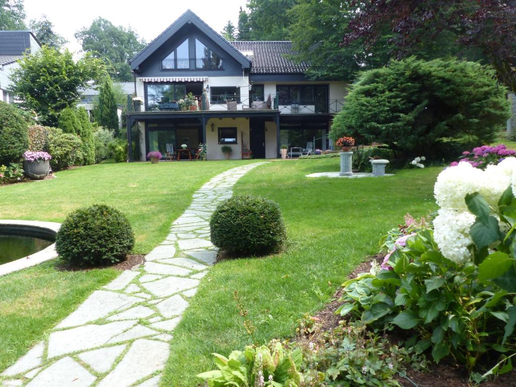 ein Haus mit einem Steinweg davor in der Unterkunft Ferien im Königshaus in Möhnesee