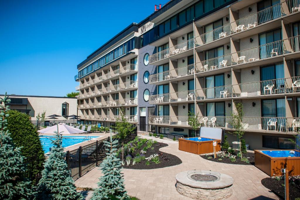 Bazén v ubytování Hôtel Castel nebo v jeho okolí