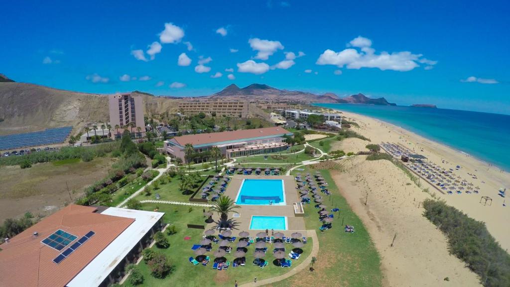 una vista aerea di un resort su una spiaggia di Vila Baleira Porto Santo a Porto Santo