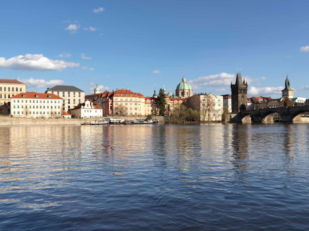 Výhled na řeku, která protéká v blízkosti hotelu