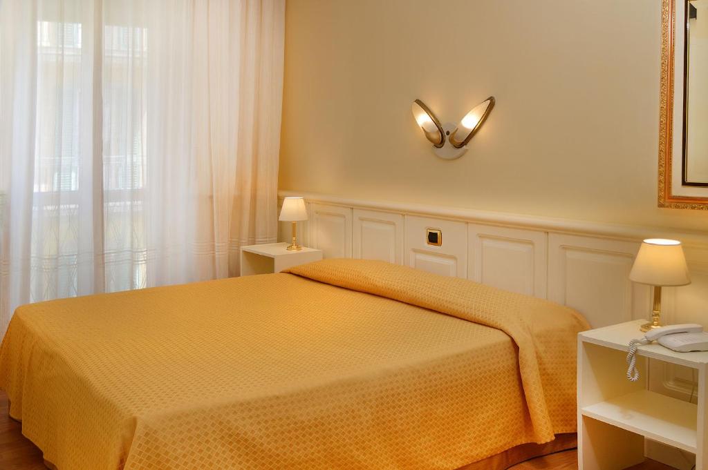 Postel nebo postele na pokoji v ubytování Ambasciatori Palace