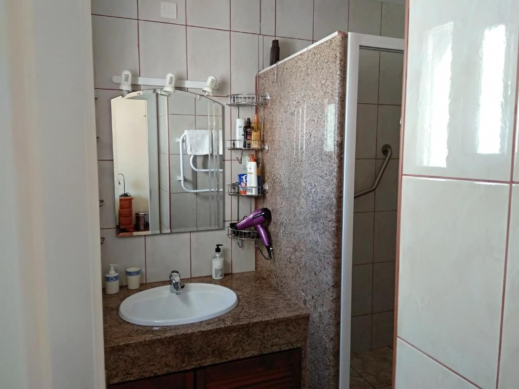 łazienka z umywalką i lustrem w obiekcie Rio Manilva w mieście San Luis de Sabinillas