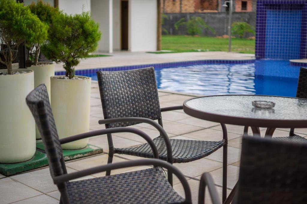 Bazén v ubytování Cambuci Hotel nebo v jeho okolí