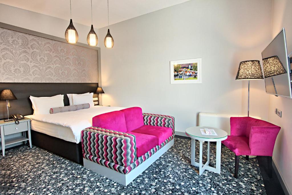 Una cama o camas en una habitación de Hotel Central Sarajevo