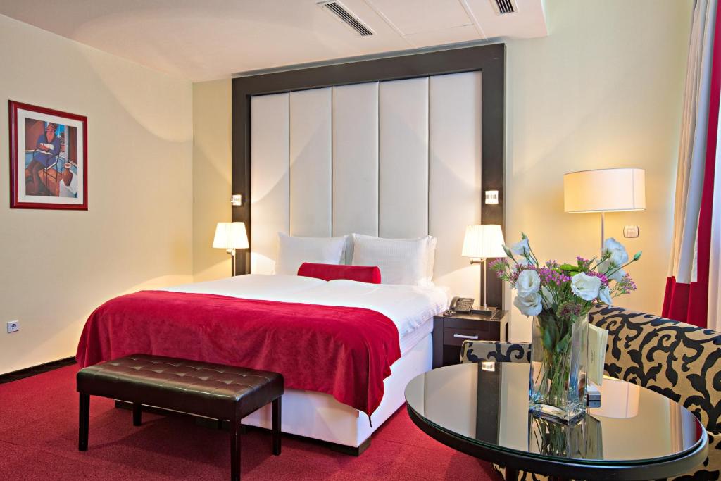 Una cama o camas en una habitación de Hotel Central Sarajevo