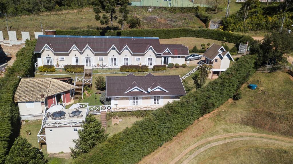 una vista aérea de una gran casa en una colina en Pousada Villa Belle Chalés, en Campos do Jordão