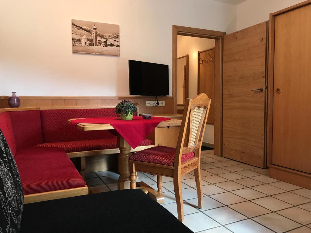 Televízia a/alebo spoločenská miestnosť v ubytovaní Appartements Kröll, Joker Card in summer included!