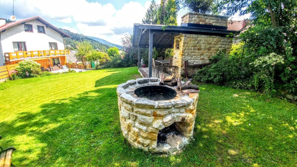 uma fogueira de pedra no quintal de uma casa em pod Klimczokiem em Szczyrk