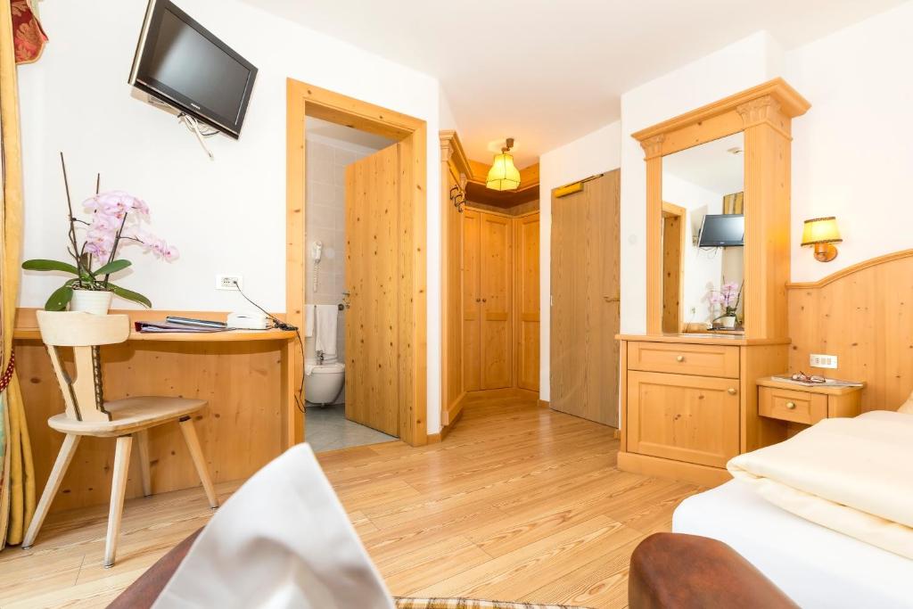 Postel nebo postele na pokoji v ubytování Hotel Alpenrose Dolomites