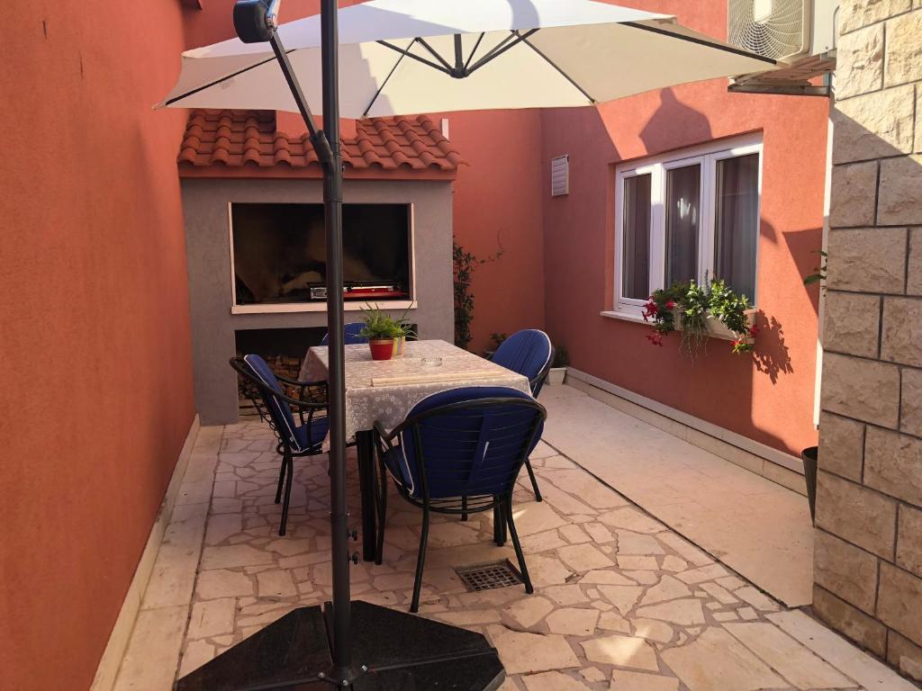 Patio alebo iná vonkajšia časť ubytovania Rooms Ana