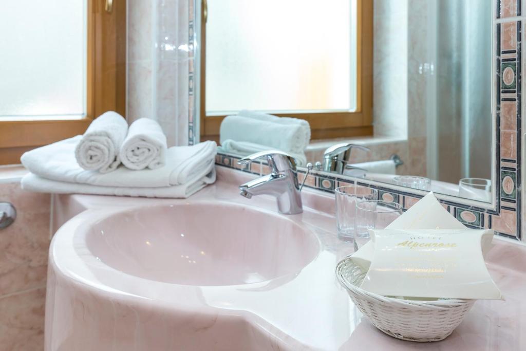Koupelna v ubytování Hotel Alpenrose Dolomites