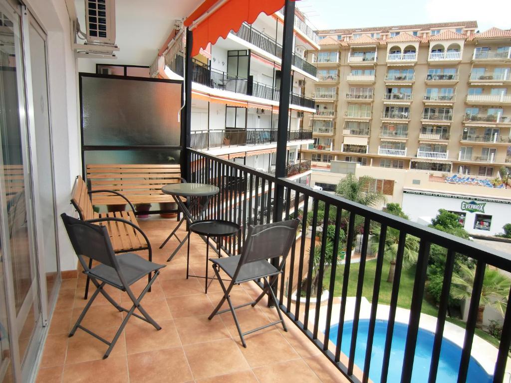 Balkón alebo terasa v ubytovaní Apartamento con piscina a 150 metros playa Netflix P Video Aire Acondicionado calefacción toallas y sillas playa sombrilla 2 terrazas una sobre piscina centro ciudad 1 Smart TV por habitación