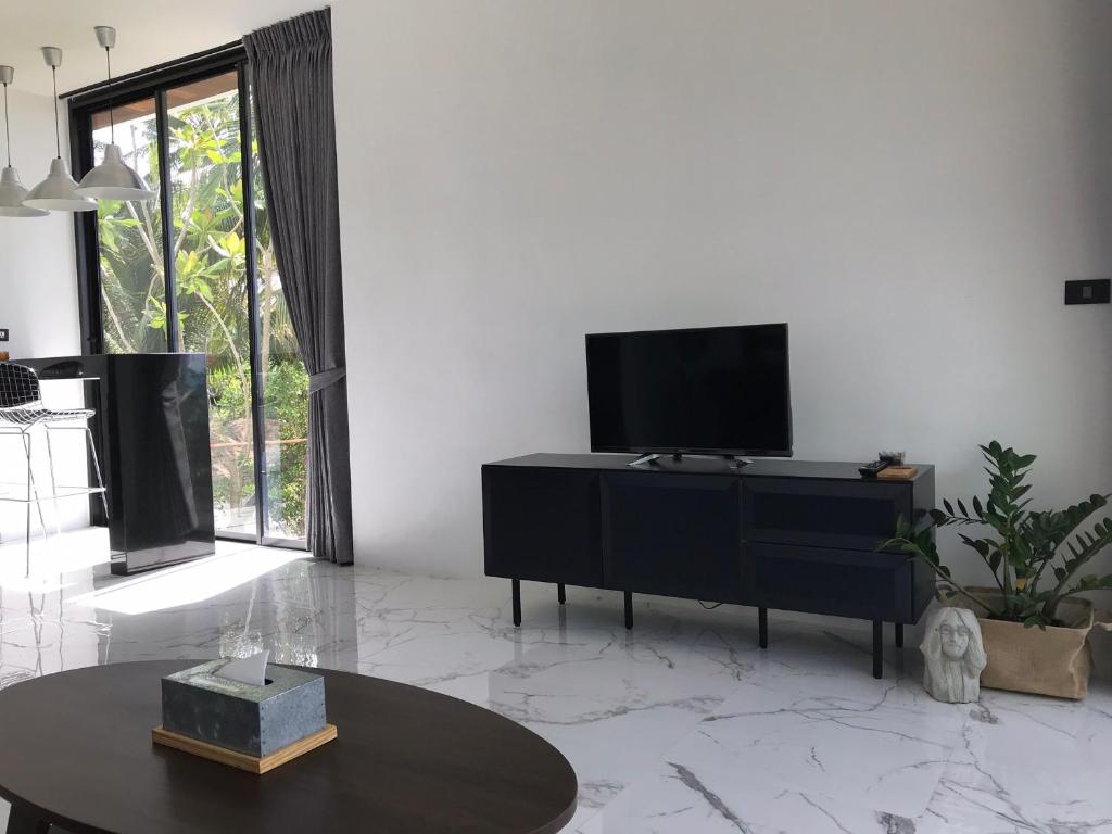 TV a/nebo společenská místnost v ubytování Lennon Maison