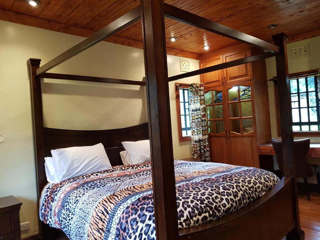 納紐基的住宿－Ngomongo，房屋内一间卧室配有四柱床