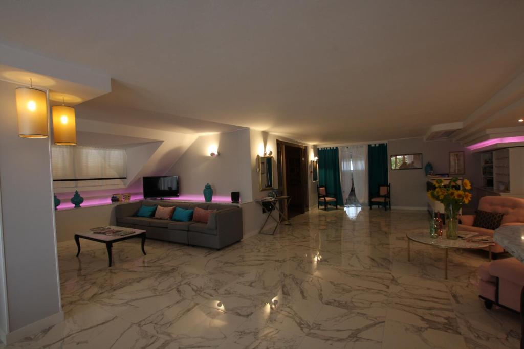 A seating area at Hotel Naxos B&B