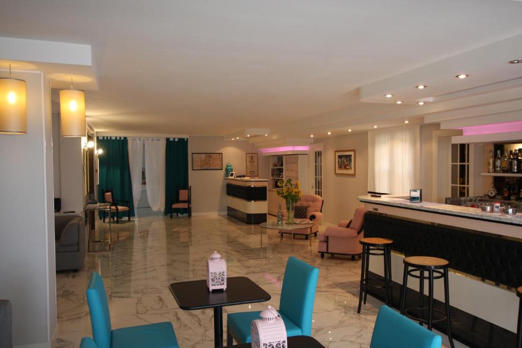 A seating area at Hotel Naxos B&B