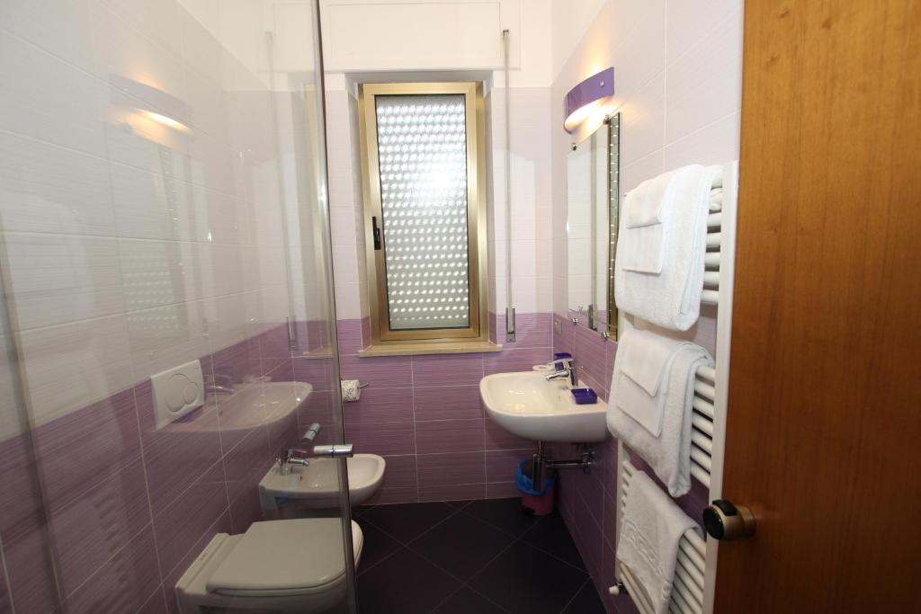 A bathroom at Hotel Naxos B&B