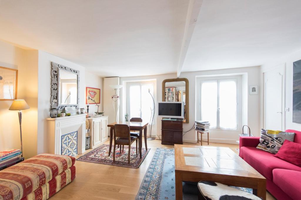 パリにあるVeeve - Batignolles Balconyのリビングルーム(赤いソファ、テーブル付)