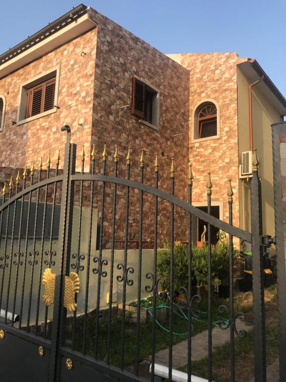 Santa maria في أولبيا: سور حديد متهالك أمام مبنى