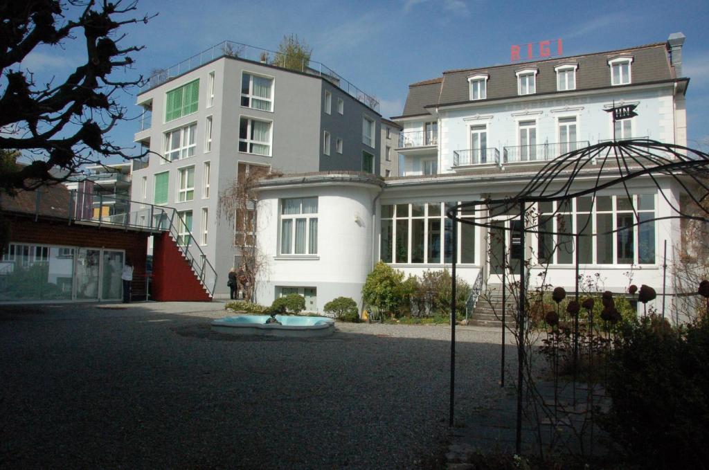 un groupe de bâtiments et un bâtiment dans l'établissement Seminar-Hotel Rigi am See, à Weggis