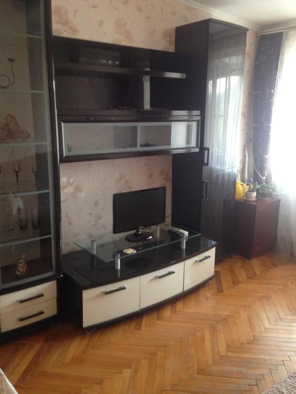 ジェレスノヴォツクにあるKarla Marksa Apartmentのリビングルーム(白黒のカウンタートップ付)