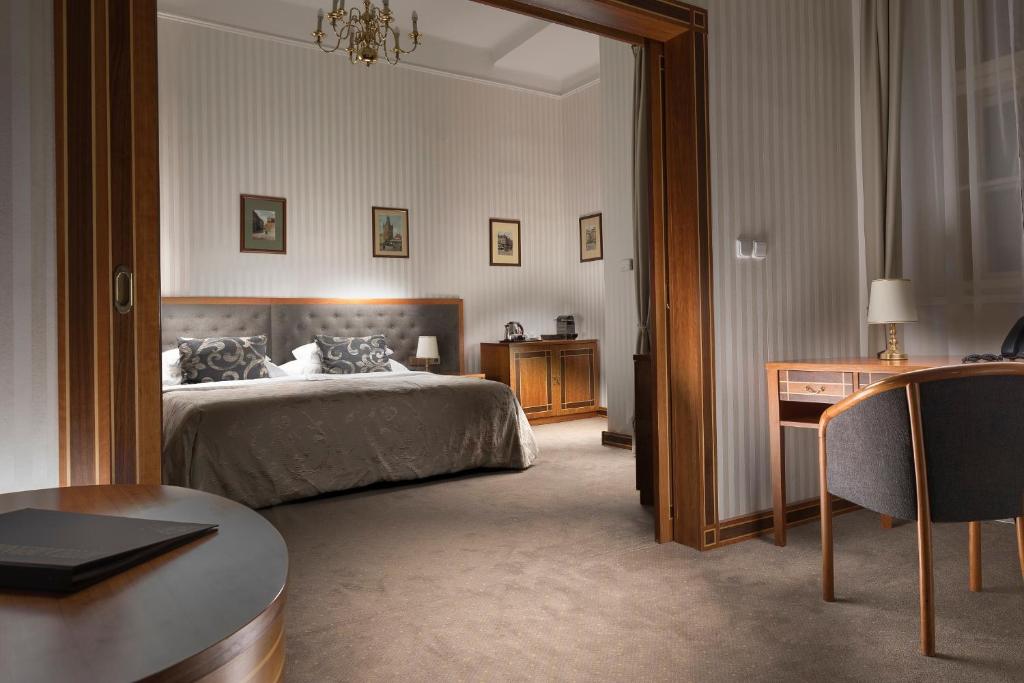 Postel nebo postele na pokoji v ubytování Hotel Pod Věží