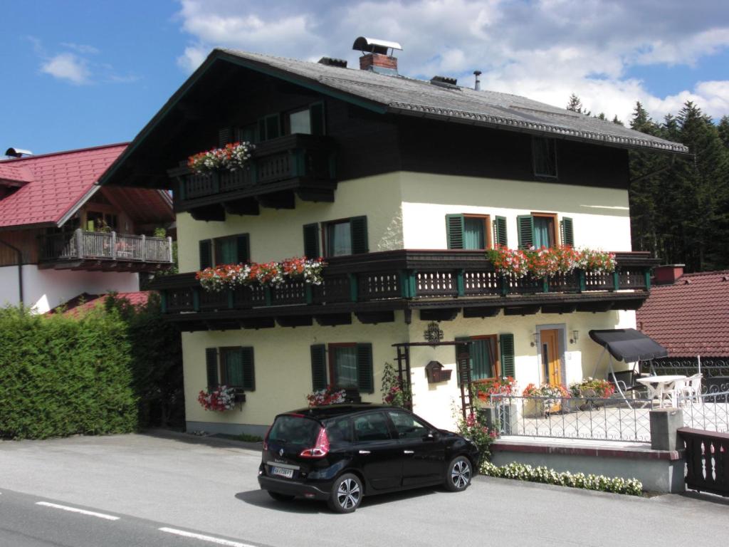 ein schwarzes Auto, das vor einem Haus parkt in der Unterkunft Ferienhaus Reschreiter in Abtenau