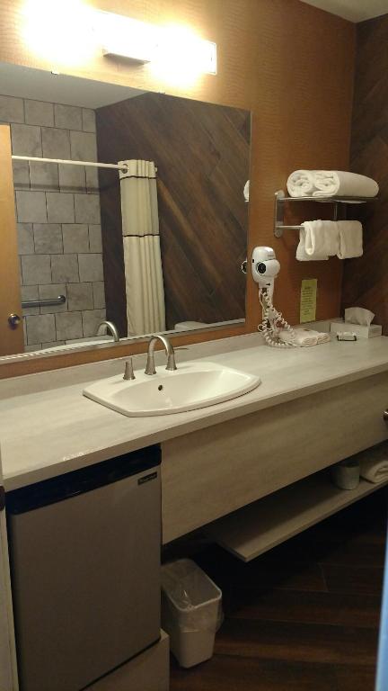 Byrncliff Golf Resort - Deluxe Queen Room