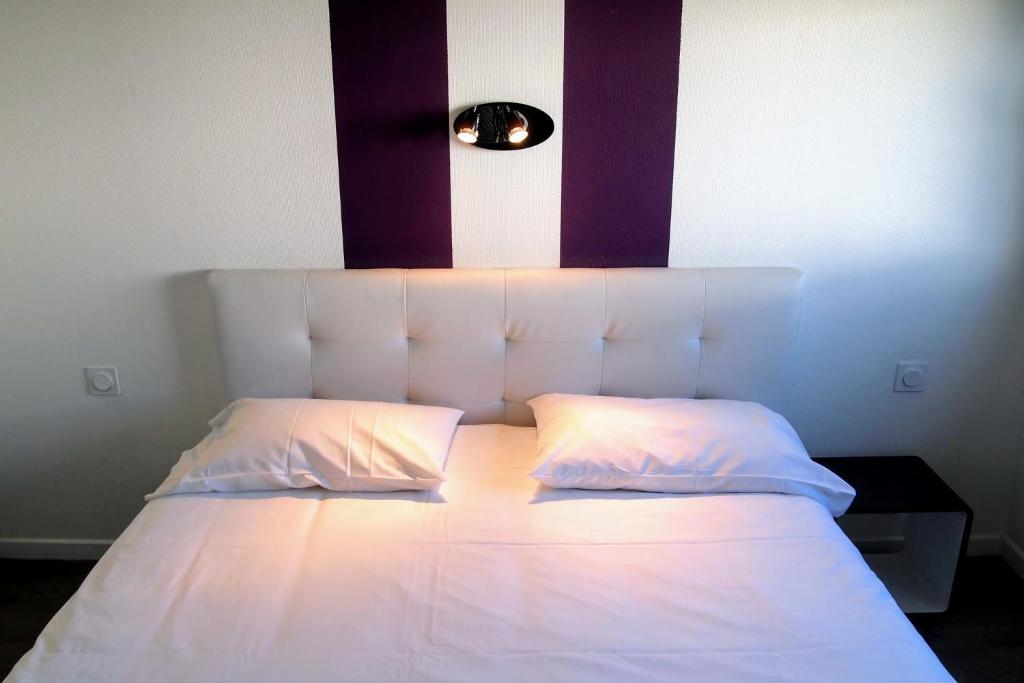 Postel nebo postele na pokoji v ubytování Hôtel le Rohu