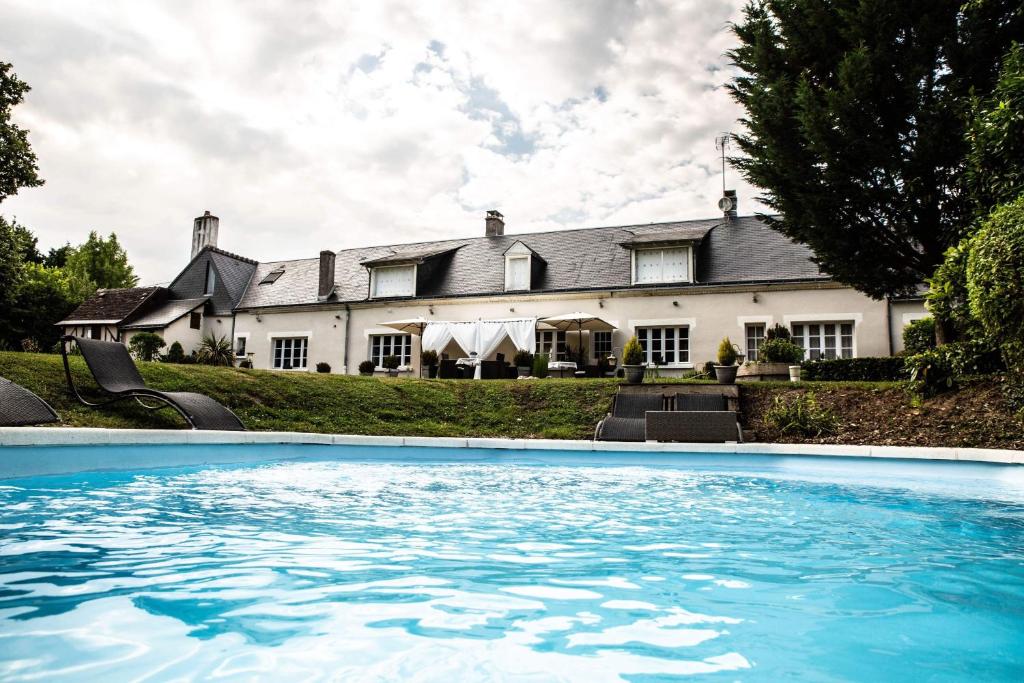 una gran piscina frente a una casa en chambres d'hotes saint hubert en Saunay