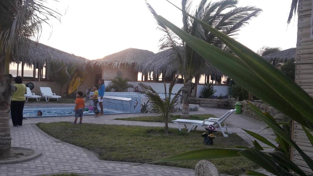 Bazén v ubytování Bora Bora Bungalows nebo v jeho okolí