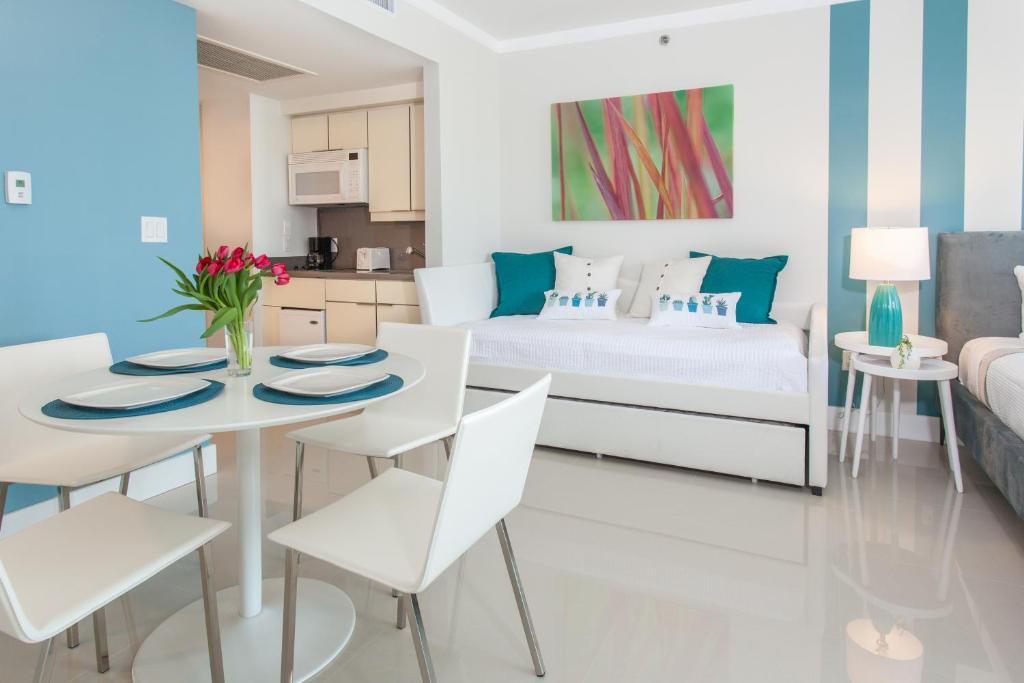 Residences by Miami Vacation Rentals - Boutique King Studio Suite Con Balcón Sofisticado