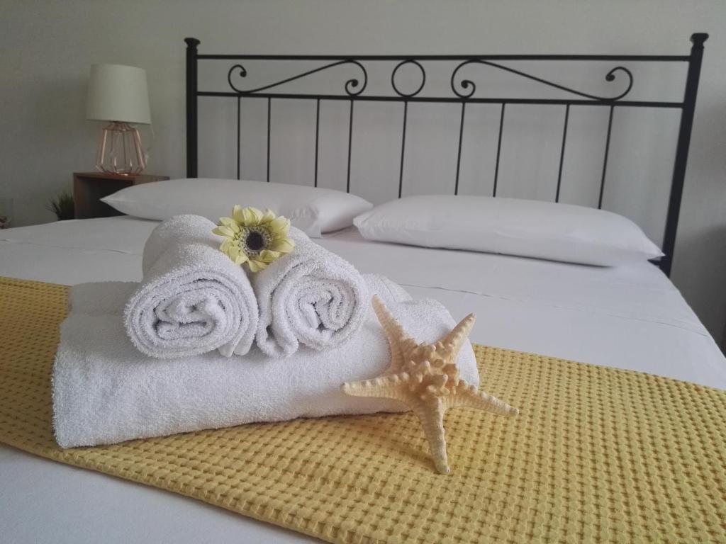 a bed with towels and a starfish on it at Casa da Ilaria in Sottomarina