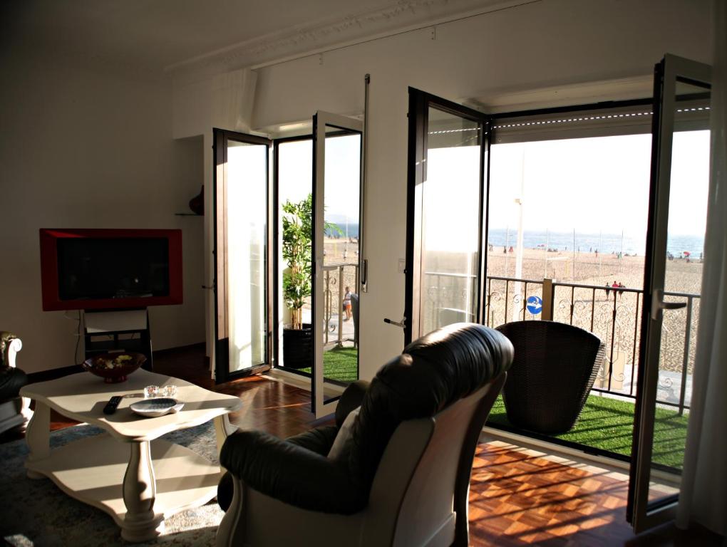 ein Wohnzimmer mit Meerblick in der Unterkunft Flipflops Apartments 1 in Nazaré