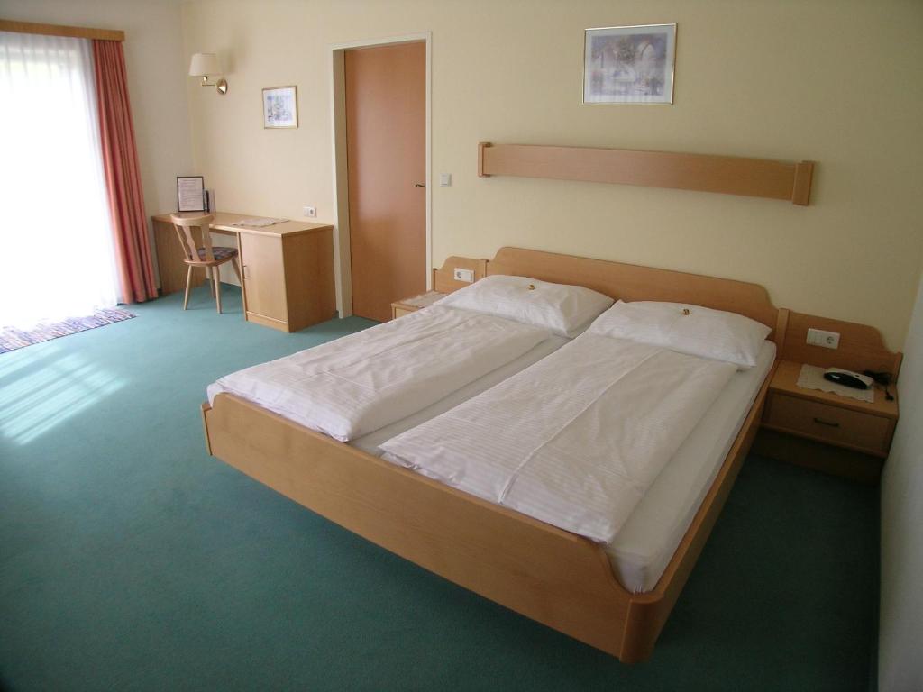 Postel nebo postele na pokoji v ubytování Hotel Tischlbergerhof
