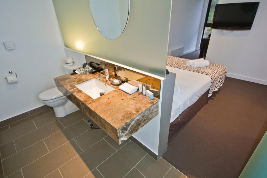 Un baño con lavabo e inodoro en una habitación. en St Falls West 101, en Falls Creek