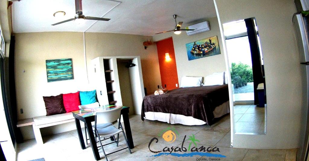 Postel nebo postele na pokoji v ubytování Casablanca Guest House - Adults Only - Starlink Internet!