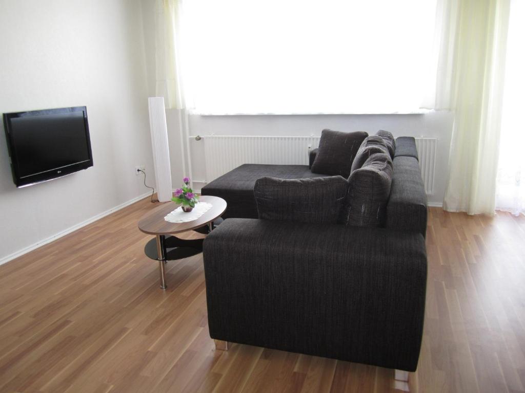 sala de estar con sofá y mesa en Stars Berlin Apartments en Berlín