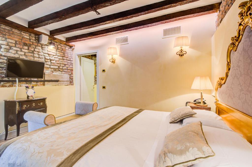 Postel nebo postele na pokoji v ubytování Hotel Al Duca Di Venezia