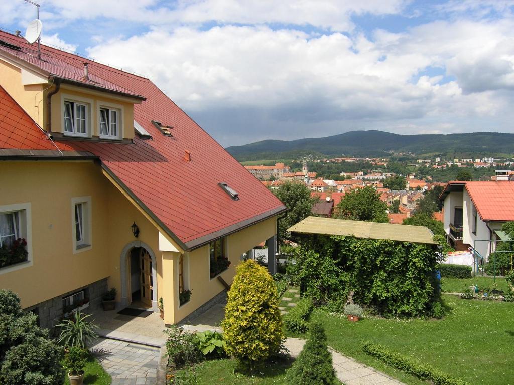 uma vista para uma casa com um telhado vermelho em Penzion Panorama em Český Krumlov