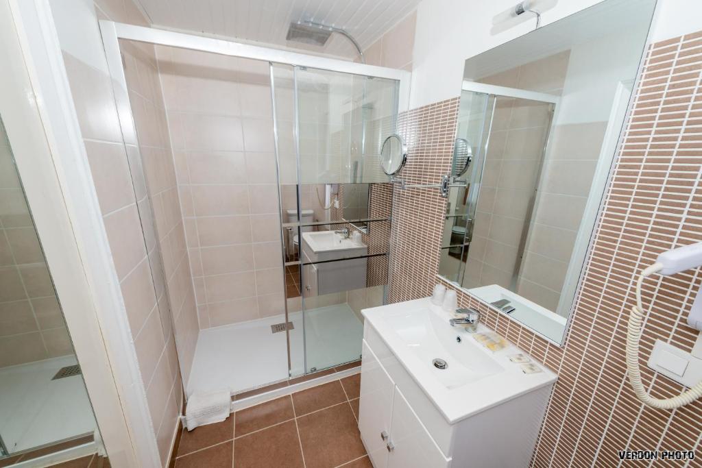 Koupelna v ubytování Hotel du Levant