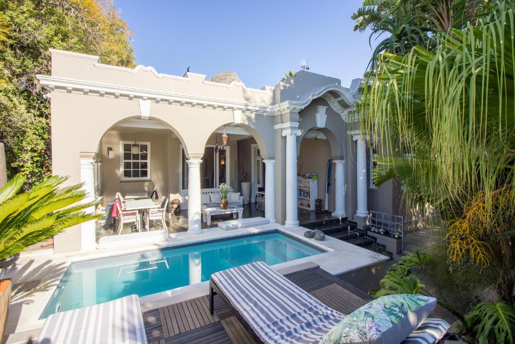 une maison avec une piscine dans une cour dans l'établissement Jardin d'ébène Boutique Guesthouse, au Cap