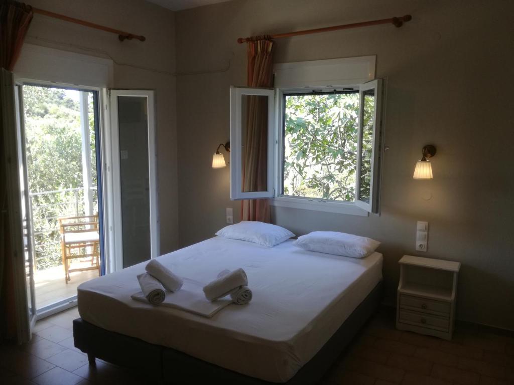 En eller flere senge i et værelse på Rastoni Guest House Skopelos