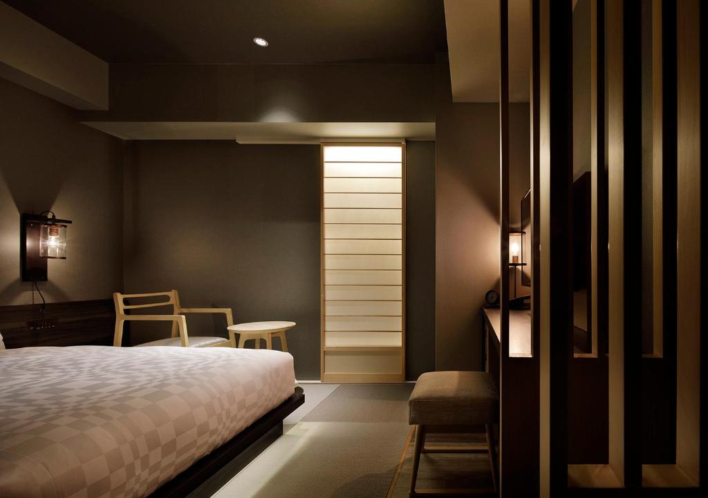 Postel nebo postele na pokoji v ubytování Hotel Resol Kyoto Kawaramachi Sanjo