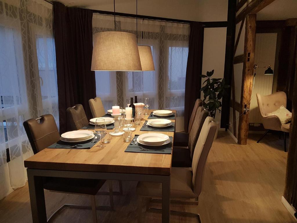 tavolo da pranzo con sedie e tavolo da pranzo di Apartment Rose a Fritzlar