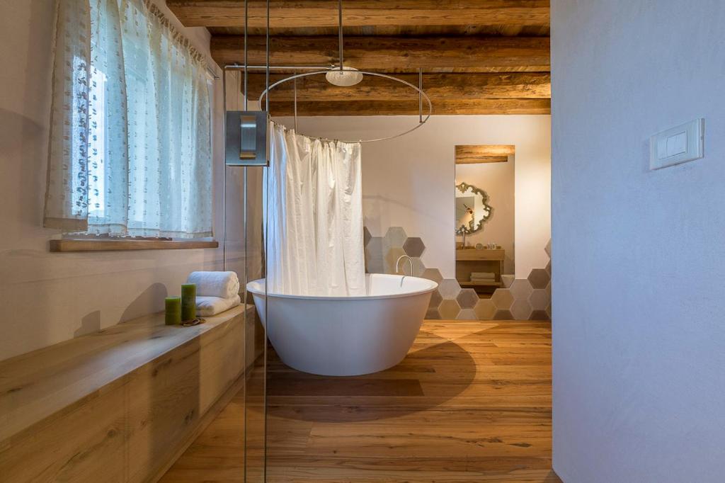 baño con bañera y ventana en Mostofiore, en Conegliano