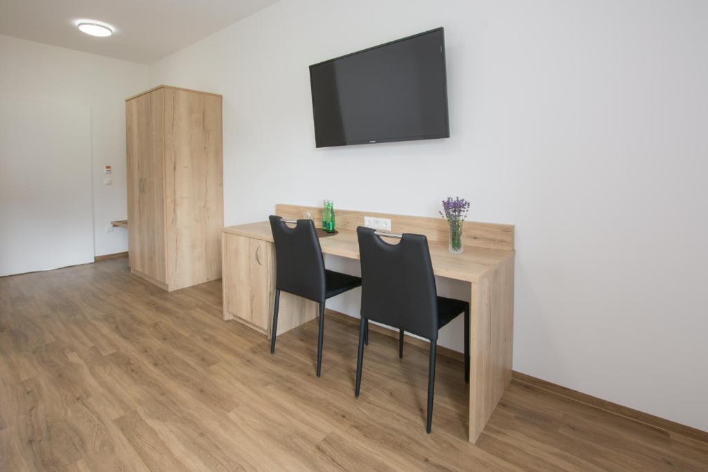 Televízia a/alebo spoločenská miestnosť v ubytovaní Hotel Rimo